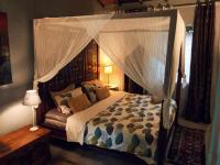 Zimmer mit Kingsize-Bett und Gartenblick.