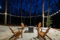WolfCabin Lux Family Home, Fire Pit, Hot Tub, ADA ramp, ez paved rds - Bed and Breakfast