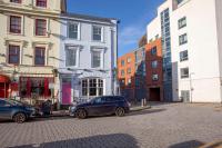 Quirky Cardiff Bay Hen House Sleeps 14-16 - B&B Cardiff