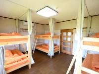 Posto Letto in Dormitorio Misto con 6 Letti