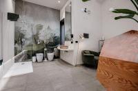 Zimmer mit Kingsize-Bett und Poolblick