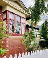 B&B Hobart - Warwick St Retreat! 3 Bedroom House With Parking - Bed and Breakfast Hobart