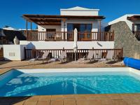 Luxury 4-Bedroom Villa With Heated Pool + Sea View - B&B