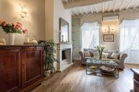 Casa Raffa, 2 Bedrooms 2 Bathrooms Romantic Apartment with Terrace and Parking in Lucca - Chambres d'hôtes Lucques