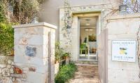 Olive Lemon Biophilic House & Lush Forest Garden - Bed and Breakfast
