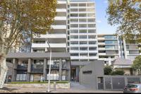 Modern Spacious City Pad with Rooftop Pool and Gym - B&B