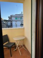 Spaziosa camera con letto alla francese e balcone a 500 mt dal mare - B&B