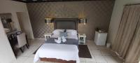 Kamer met Kingsize Bed en Uitzicht op het Zwembad