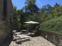 Habitación con cama grande y vistas al jardín
