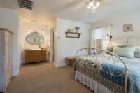 Zimmer mit Queensize-Bett und Gartenblick