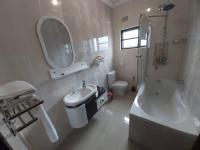 Habitación con cama grande y balcón