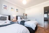 B&B Portsmouth - BEST PRICE! - 1 MIN TO THE SHOPS, BARS, PUBS & RESTAURANTS! PERFECT LOCATION - FREE PARKING - FREE WIFI - SMART TV - COMFY BEDS - 4 Single beds or 2 Doubles - Bed and Breakfast Portsmouth