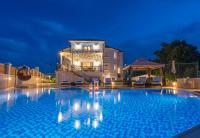 Frido Luxury Villa with Jacuzzi - Chambres d’hôtes