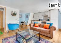 B&B Chertsey - Bright, Stylish Two Bedroom Apt in Town Centre with Free Parking at Tent Serviced Apartments Chertsey - Bed and Breakfast Chertsey