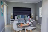 Habitación con cama extragrande y vistas al mar