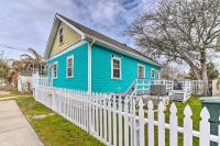 Galveston ‘Blue Bungalow’ - Walk to Beach! - B&B Galveston