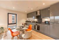 Spacious Balcony View Apt Near NEC BHX Free Parking Sleeps 4 - Bed and Breakfast
