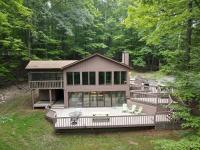 Dogwood Knoll - Wifi, Pool Access, Deck, Fireplace, Deck, Family Friendly, Hiking, Games, Screen Porch, King Bed - Bed and Breakfast Berkeley Springs