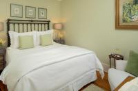 Small Room with Queen Bed