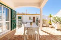 Cozy and sunny villa just some steps from the sea - B&B Senhora da Luz