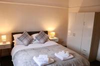 Entire Family Vacation Home . WiFi . FREE Parking - B&B Beeston