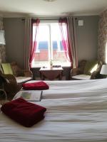 Tweepersoonskamer met 2 Aparte Bedden en Eigen Badkamer