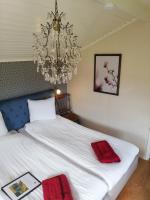 Cottage with Private Bathroom