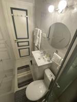 Premium studio 2 minutes walk from Champs-Elysees - Bed and Breakfast Parijs