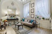 Paolo Guinigi, Elegant Apartment Suite, Masterful Interior inside the Walls of Lucca - Chambres d'hôtes Lucques