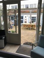 Zimmer mit Kingsize-Bett und Gartenblick.