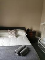 6 Dbl Bed, Central Huddersfield house inc parking - B&B Huddersfield