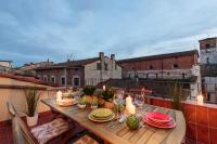 Terrazza Santa Croce, PANORAMIC TERRACE PENTHOUSE inside the Walls of Lucca - Chambres d'hôtes Lucques