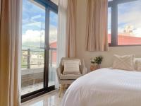 Zimmer mit Queensize-Bett und Balkon