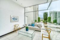 Blue Oasis 2BR W/ Pool, Smart TV, Parking & Gym - Chambres d’hôtes