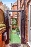 City & Beach at your Reach - courtyard & parking - Chambres d’hôtes Portsmouth
