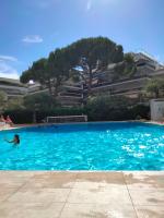 10mm a pied des plages, appartement olympe climatisé - Bed and Breakfast Antibes