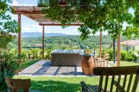 Villa Catia Farmhouse, Three Luxury Bedrooms, a Jacuzzi Pool and a Dream-Like Getaway Experience - Chambres d'hôtes Capannori