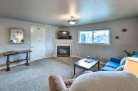 Quaint Cottage w/ Gas Fireplace ~ 1/2 Mi to Beach! - Ferienwohnung Anacortes