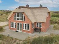 B&B Blåvand - 8 person holiday home in Bl vand - Bed and Breakfast Blåvand