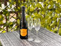 Urban Living's - The Wren Beautiful City Centre Apartment with Parking - B&B