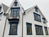 Downtown Historical House with Renovated apartments free P near - Chambres d'hôtes Ålesund