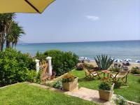 Waves Apartments: Two Beachfront Apartments - B&B Glyfada
