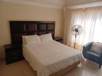 Habitación con cama grande