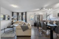 Modern House with Private Backyard & Fireplace - B&B Calgary