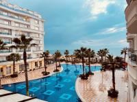 Apartment with Pool View