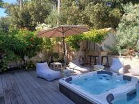 Pomme de Pin et Mimosa - B&B Le Grand-Village-Plage