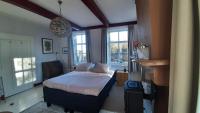 Zimmer mit Kingsize-Bett und Gartenblick.