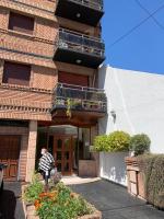 Alquilo departamento por dia. Zona castelar!!! - Chambres d’hôtes