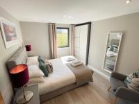 B&B Oxford - Urban Living's - The Wesley Beautiful City Centre Apartment with Balcony - Bed and Breakfast Oxford