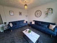 6 bed, sleeps 8, 1 Mile from New Cross Hospital, 10 mins from M6 Jct 10 & M54 Jct 1 - B&B